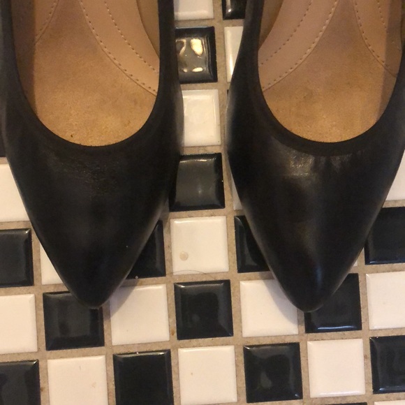 Black leather pumps in EUC - Picture 2 of 5